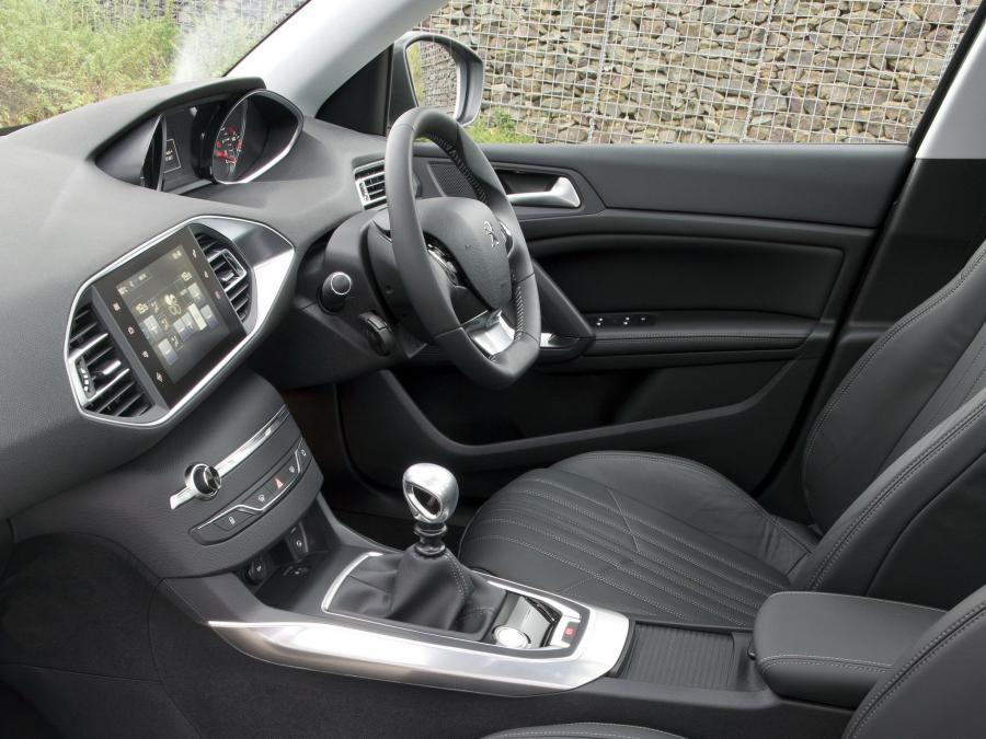  Peugeot 308 2013 года  (UK) (фото 18 из 25)